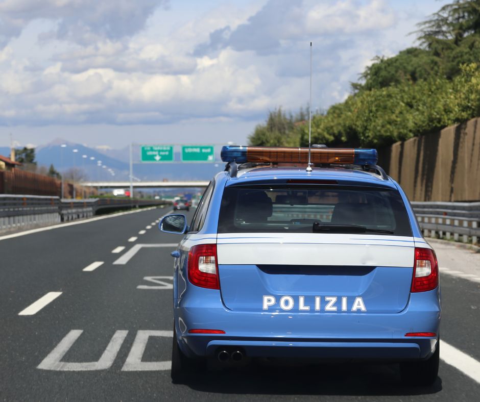 Guida senza patente e fuga al posto di blocco: si aggravano le posizioni