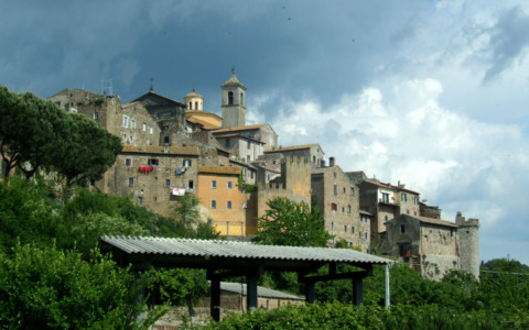 Tensioni nella maggioranza comunale per la chiusura prolungata di piazza centrale