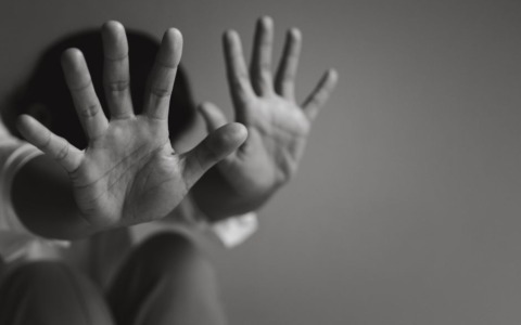 Donna a processo per violenza sessuale su un giovane