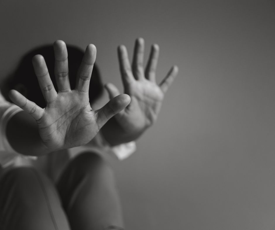 Donna a processo per violenza sessuale su un giovane