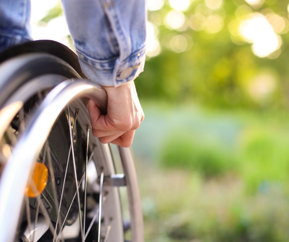 Investito mentre era in carrozzina: automobilista si dilegua dopo l’impatto