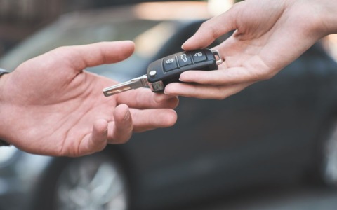 Truffa online: vendono auto fantasma, carabinieri smascherano la frode e recuperano i soldi