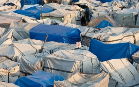 Sgomberata la tendopoli nelle grotte di via San Paolo: gli occupanti hanno rifiutato assistenza