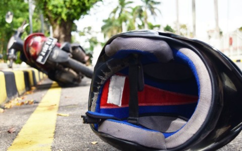 Giovane centauro coinvolta in incidente stradale