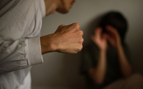 Uomo accusato di maltrattamenti si difende: “Volevo solo riconquistarla”