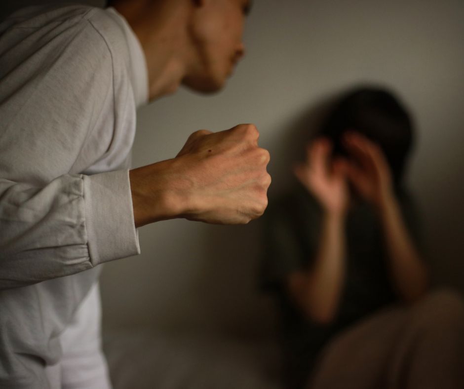 Uomo accusato di maltrattamenti si difende: “Volevo solo riconquistarla”