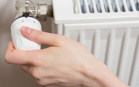 “Intrappolati” dal gelo e dalla burocrazia: la storia di una coppia senza riscaldamento da 18 anni