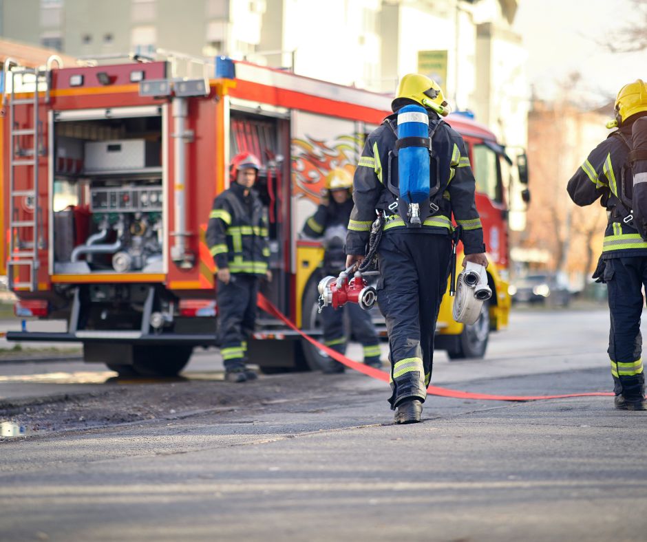 Fiamme in un garage: intervento tempestivo dei Vigili del Fuoco