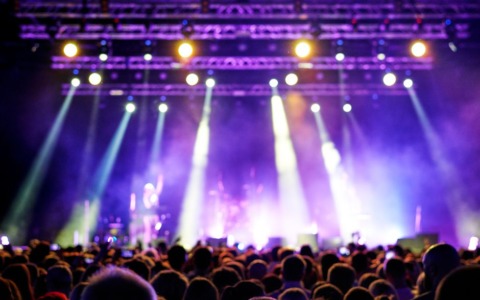 Tarquinia celebra il capodanno 2026 in piazza cavour con il dj set di frnz music