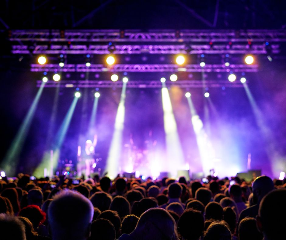 Tarquinia celebra il capodanno 2026 in piazza cavour con il dj set di frnz music