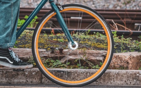 Vetralla, il sindaco dona 7 biciclette ai braccianti agricoli