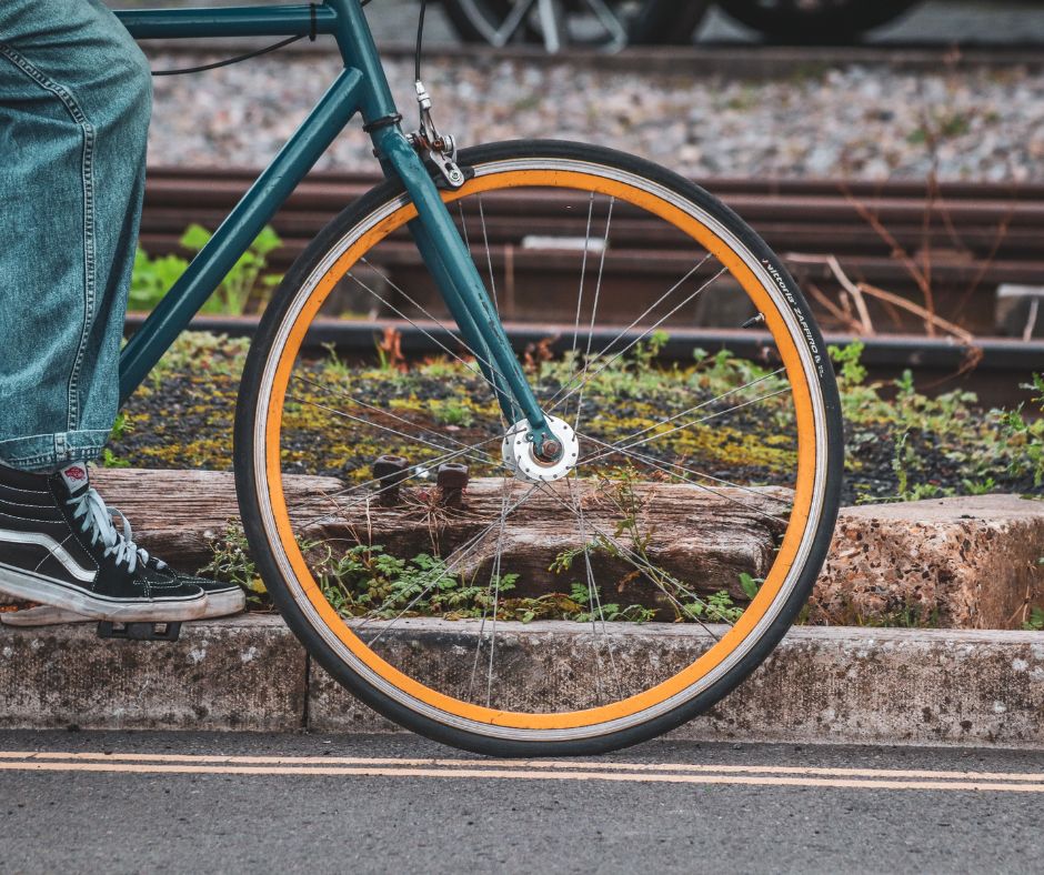 Vetralla, il sindaco dona 7 biciclette ai braccianti agricoli