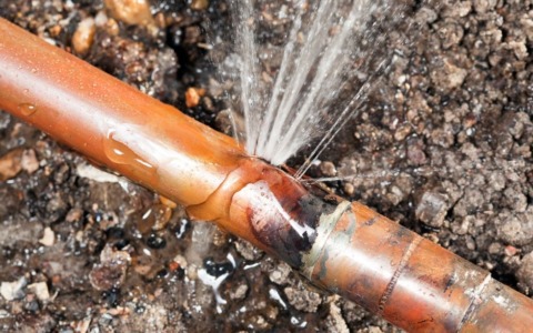 Falla idrica a Nepi: auto coinvolta causa geyser in via Togliatti