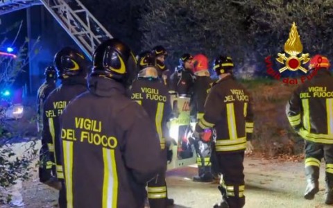 Intervento dei vigili del fuoco salva un’anziana in un appartamento in fiamme