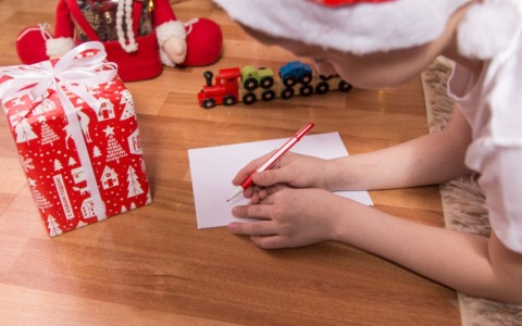 Bambini di Viterbo scrivono a Babbo Natale: speciale iniziativa all’ufficio postale