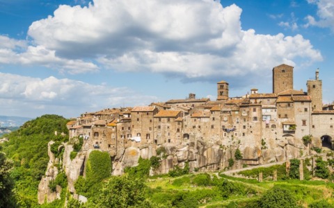 Vitorchiano si Illumina con il Friendly Village 2025: un natale nel borgo sospeso