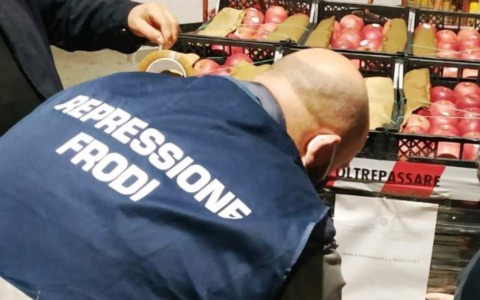 Blitz nei minimarket: 22 multe e sei sequestri per irregolarità su tracciabilità e prezzi