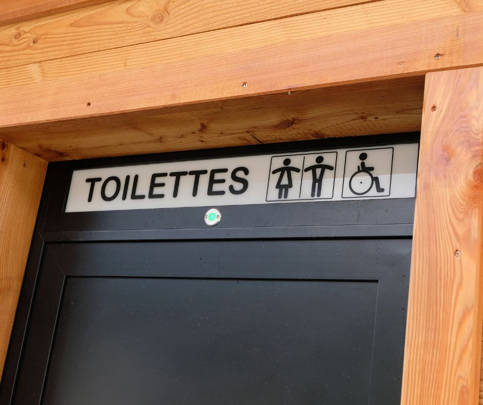 Nuove norme sui bagni nei locali: accesso riservato ai clienti e sanzioni per mancata manutenzione