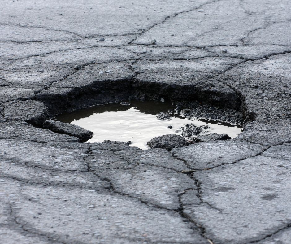 Strade della Tuscia insidiose: buche e avvallamenti celati dall’acqua piovana