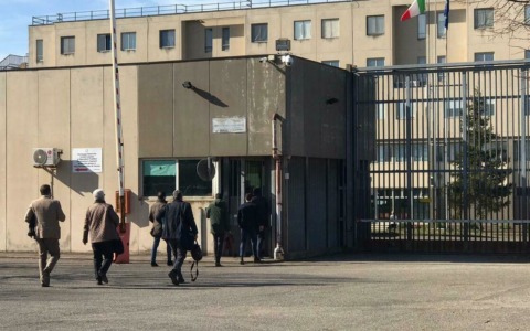 Viterbo, maxi-operazione nel carcere di Mammagialla: sequestrati telefoni, droga e armi