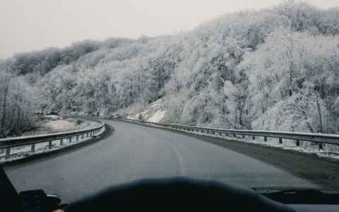 Viterbese, neve e ghiaccio creano insidie: auto si ribalta sulla cassia a san lorenzo nuovo, un ferito
