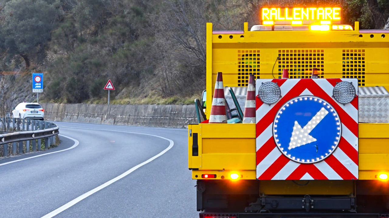 Incidente tra cisterna e auto sull’Aurelia Bis: un ferito e strada bloccata
