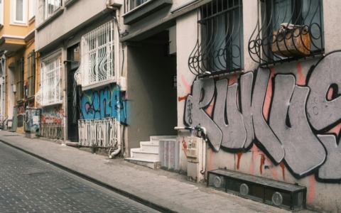 Viterbo, regolamento di polizia urbana: proprietari multati per graffiti se non si trova il vandalo