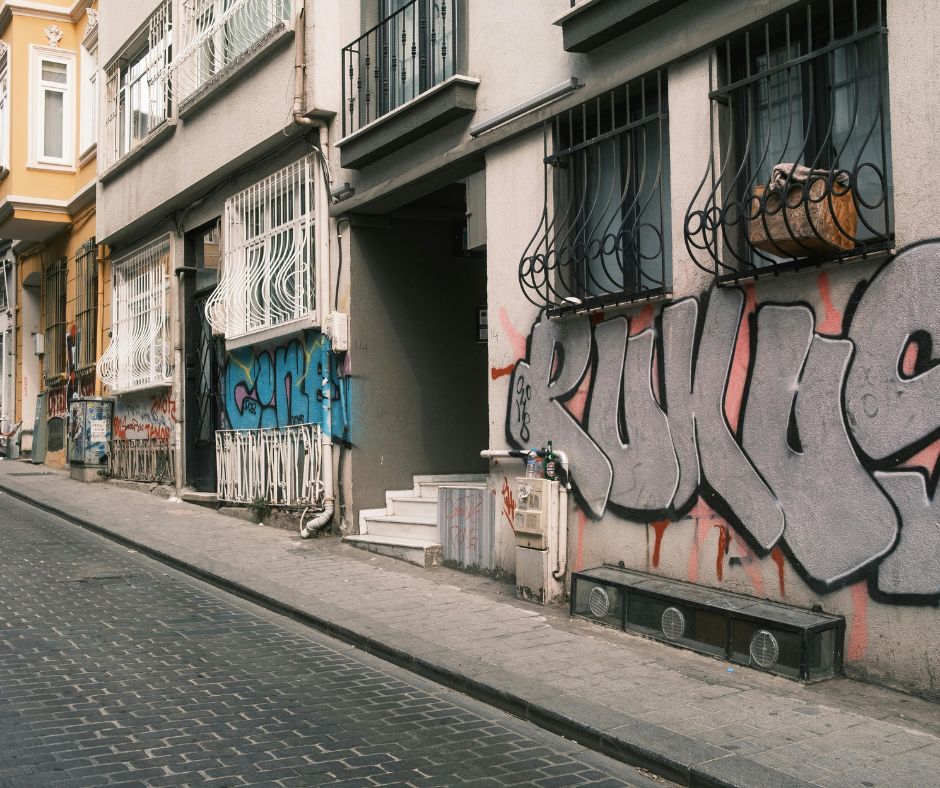 Viterbo, regolamento di polizia urbana: proprietari multati per graffiti se non si trova il vandalo