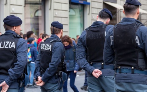 Viterbo, auto non si ferma all’alt e investe due agenti: arrestato un uomo, denunciata una donna per droga