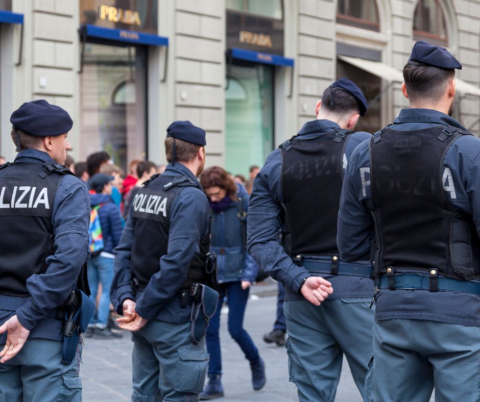 Viterbo, auto non si ferma all’alt e investe due agenti: arrestato un uomo, denunciata una donna per droga