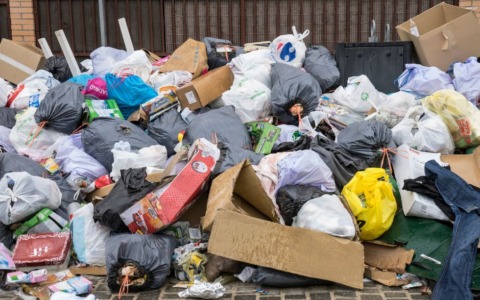 Abbandono rifiuti a viterbo, sanzioni grazie a scontrini e documenti identificativi