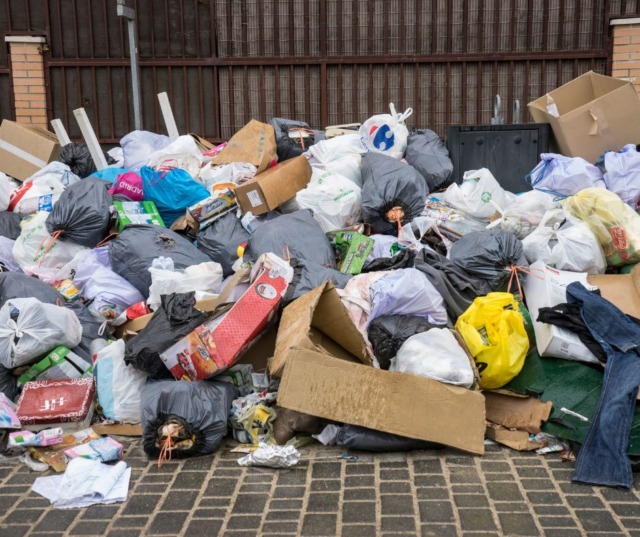 Abbandono rifiuti nel centro storico di Viterbo: determinante un pacco amazon per l’identificazione del trasgressore