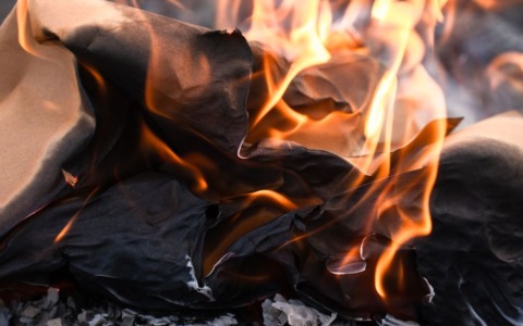 Fabrica di roma, coniugi denunciati per combustione illecita di rifiuti