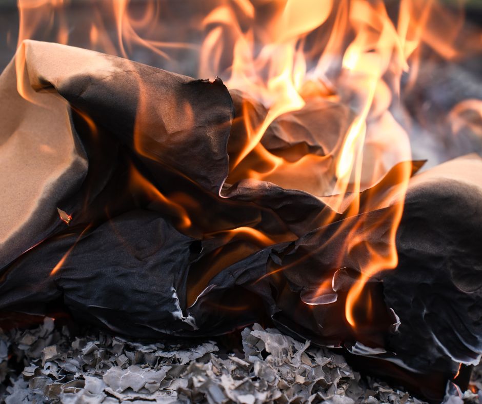 Fabrica di roma, coniugi denunciati per combustione illecita di rifiuti