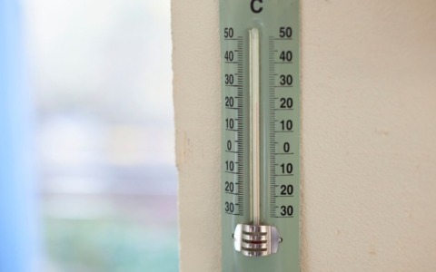 Studenti del liceo buratti di viterbo misurano il freddo in aula, la preside requisisce i termometri