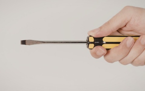 Padre minaccia figlio con un cacciavite durante un rimprovero