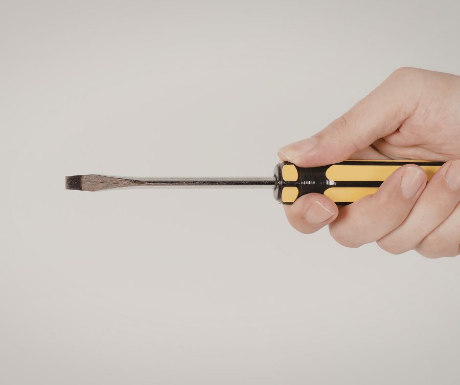 Padre minaccia figlio con un cacciavite durante un rimprovero