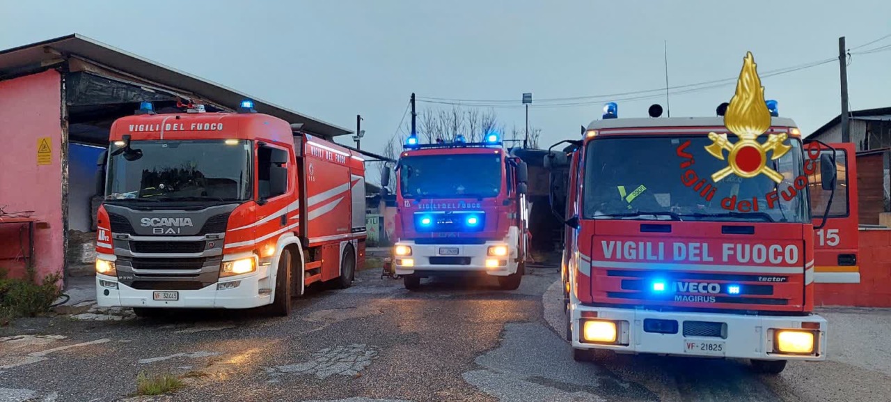 Fiamme in una palazzina: evacuate 32 famiglie