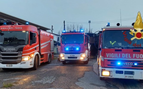 Fiamme in una palazzina: evacuate 32 famiglie
