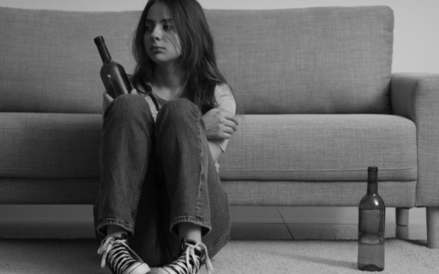 Giovani viterbesi in difficoltà: autolesionismo e abuso di alcol tra gli adolescenti