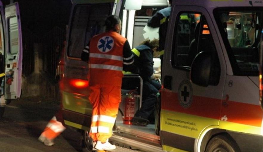 Grave incidente frontale tra auto causa feriti