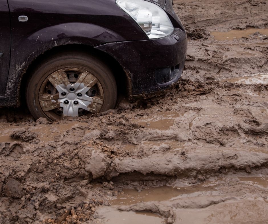 Buca di fango nel parcheggio dell’ospedale Santa Rosa, auto incastrata