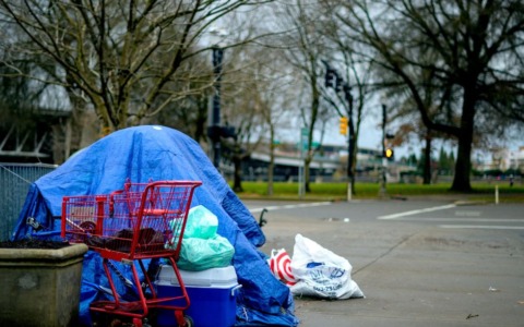 Un senzatetto vive da un mese sotto un porticato a Viterbo, nessuno interviene