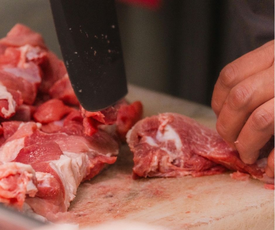 Scandalo alimentare nell’Aeronautica: carne avariata con vermi servita ai militari