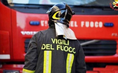 Fiamme in una fabbrica chiusa, in fumo materie plastiche