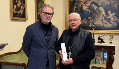 Il questore Luigi Silipo consegna l’olio di Capaci al vescovo Piazza