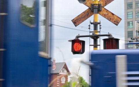 Incidente bus-treno a Soriano nel Cimino: passeggeri confermano il funzionamento del semaforo