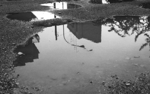 Pozzanghere in Piazza della Vittoria a Viterbo: allarme per possibile perdita d’acqua