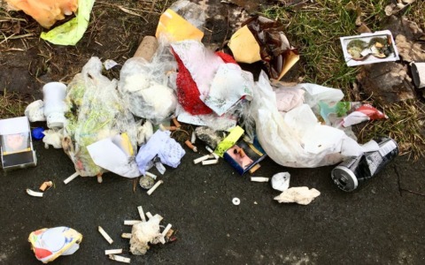 Situazione inaccettabile nel piccolo spazio verde del Sacrario a Viterbo: la segnalazione