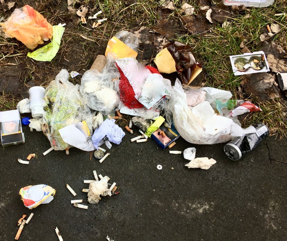 Situazione inaccettabile nel piccolo spazio verde del Sacrario a Viterbo: la segnalazione